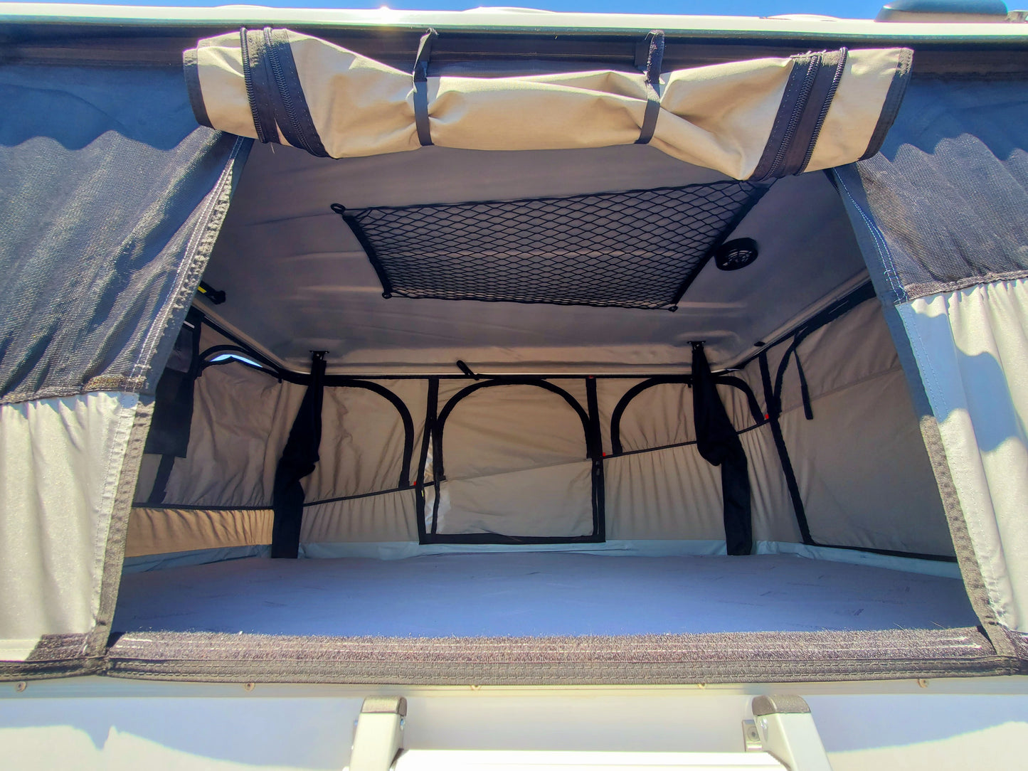 SCRATCH & DENT SALE! James Baroud Evasion Roof Top Tent -M- White