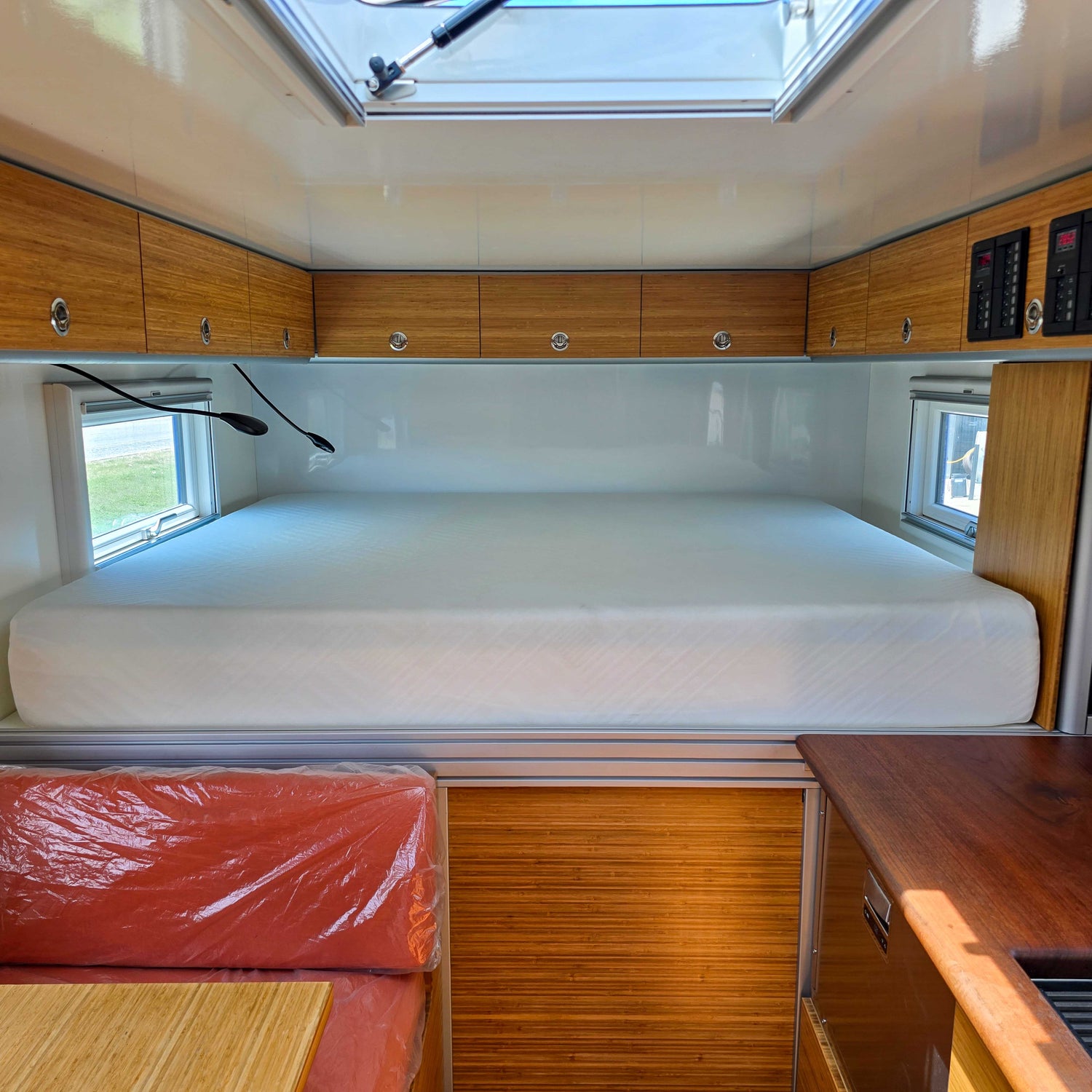 DEAL PENDING! 2022 INTERNATIONAL HV607 BOONDOCKER 6x6 - Preowned