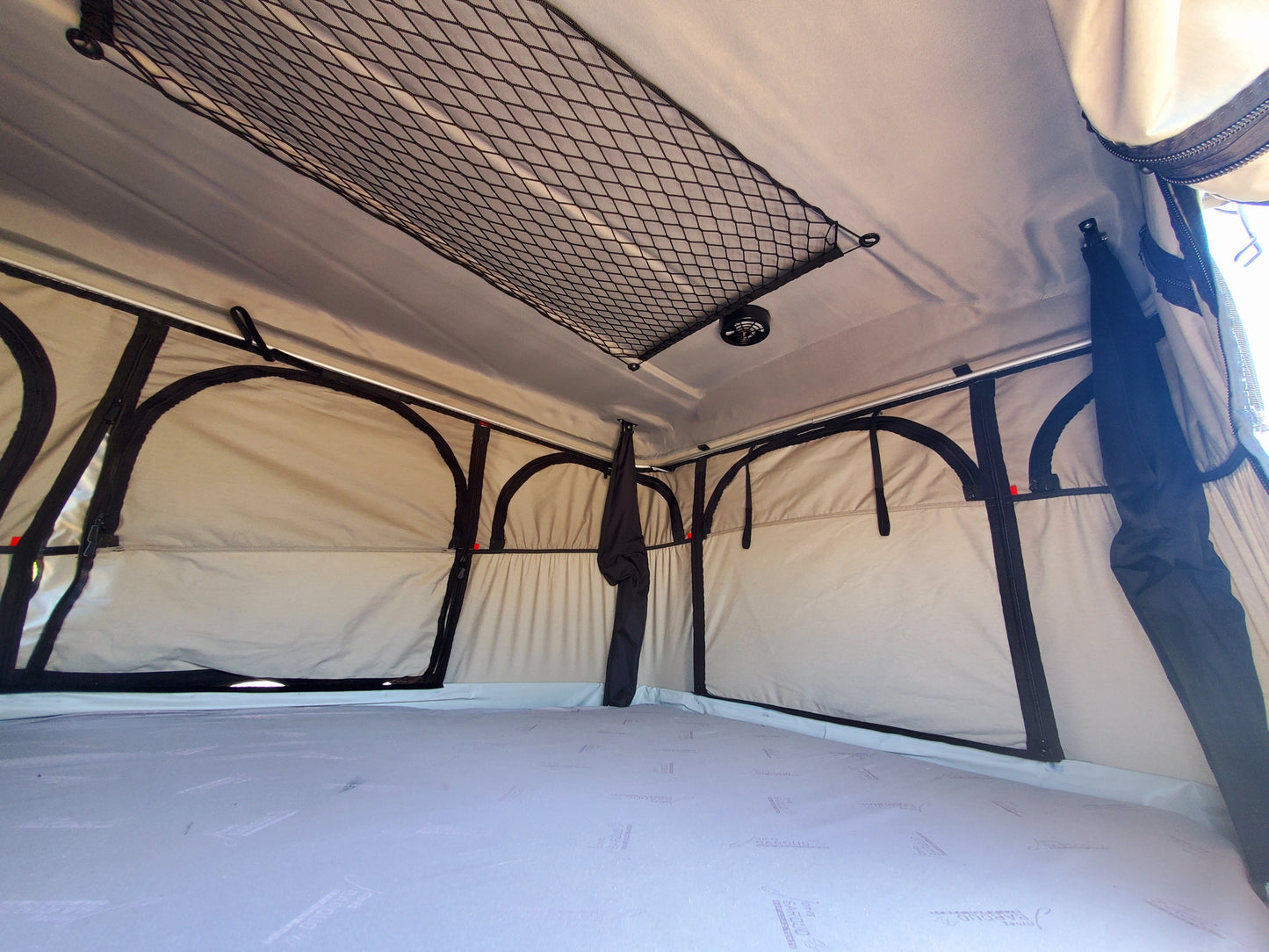 SCRATCH & DENT SALE! James Baroud Evasion    Roof Top Tent -M- White