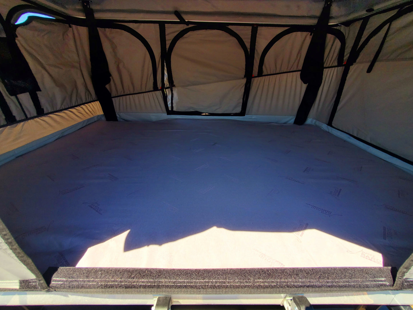 SCRATCH & DENT SALE! James Baroud Evasion    Roof Top Tent -M- White