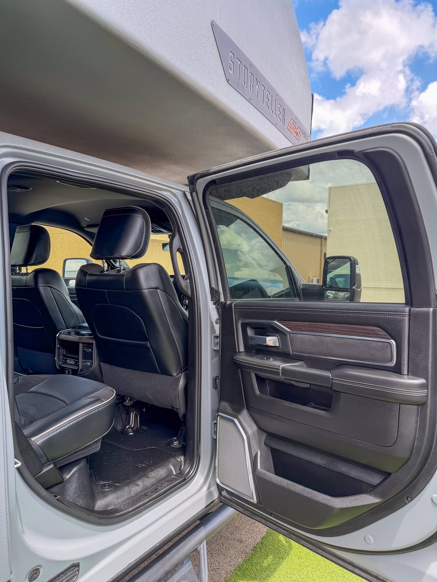 2026 Storyteller Hilt - Preowned