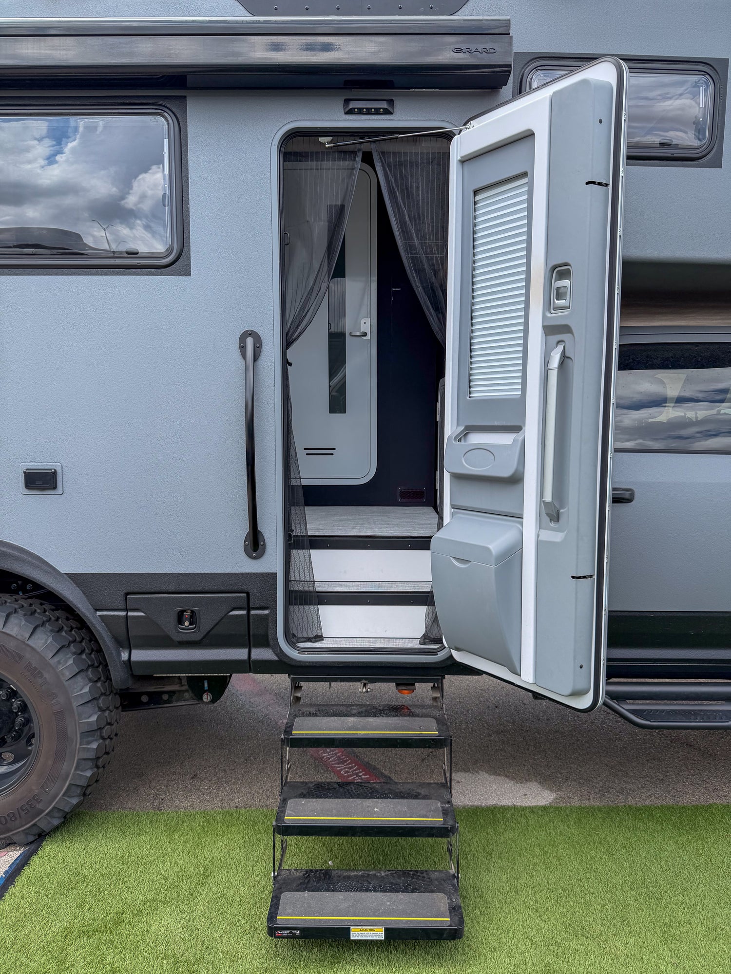 2026 Storyteller Hilt - Preowned